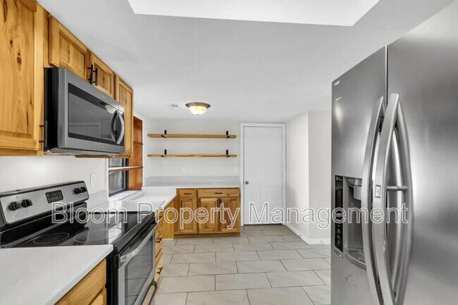 Building Photo - 111 Cottonwood Dr
