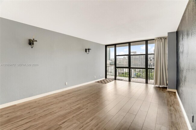 Building Photo - 1000 Parkview Dr
