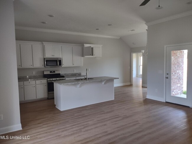 Building Photo - 576 Silver Hill Dr