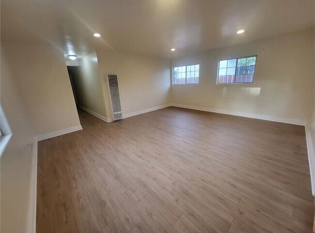Building Photo - Large home on private cul-de-sac