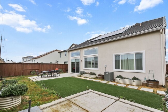 Building Photo - Springlake 3 Bedroom 3 Bathroom House