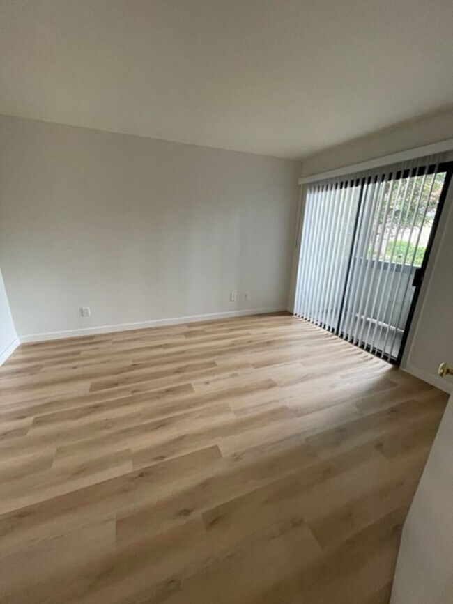 Building Photo - Large 2 Bedroom, 2 Bath Condo with 2 Parking and Community Pool