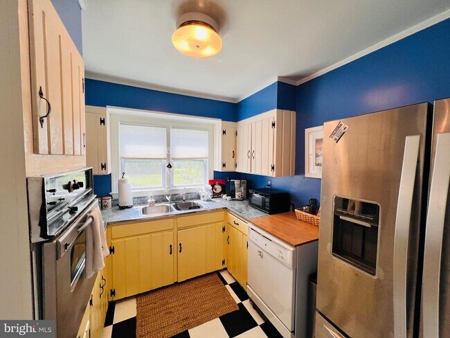 Building Photo - 3214 Riverview Dr