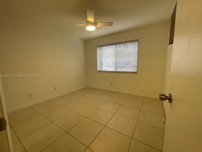 Building Photo - 449 Lakeview Dr