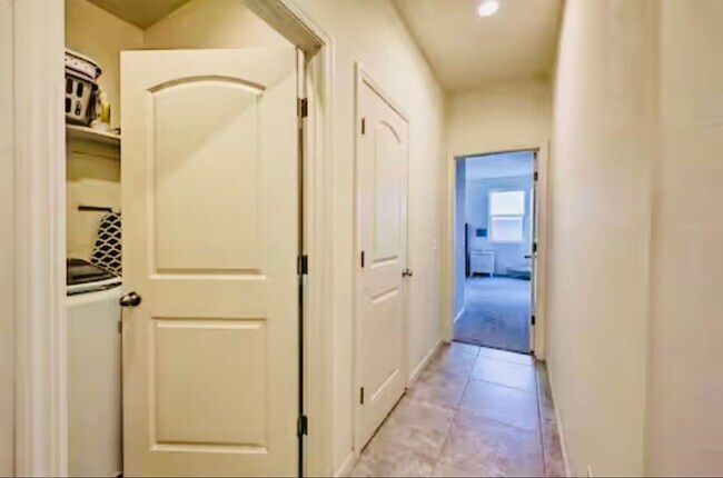 Building Photo - Beautiful Home for rent in Visalia, Ca