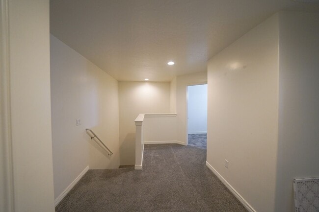 Building Photo - Spacious Townhome for Rent – Prime Location!