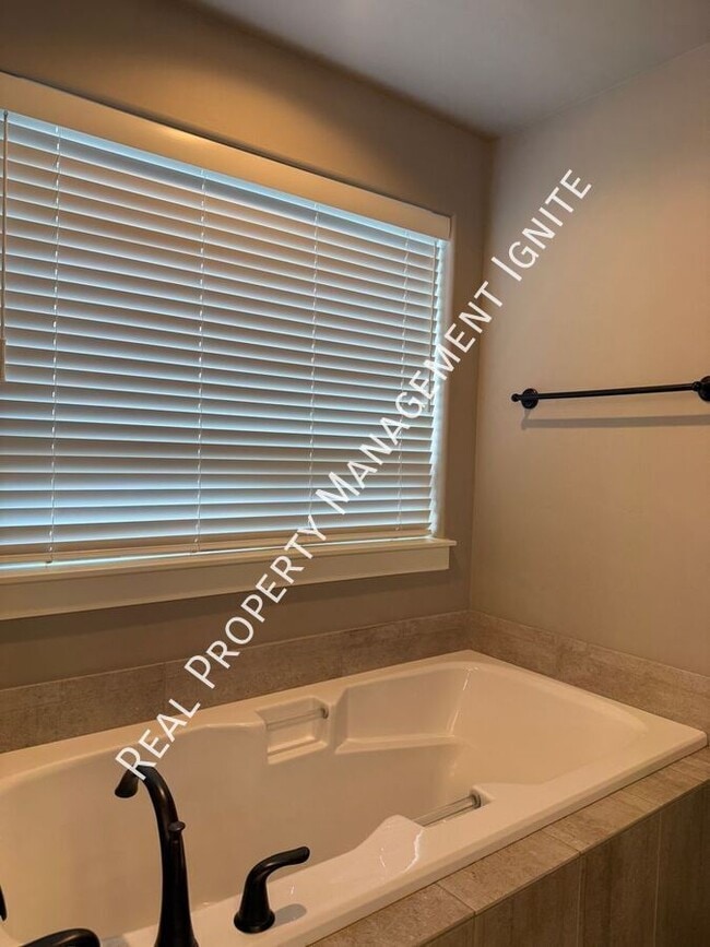 Building Photo - 3751 SW Coyote Ln