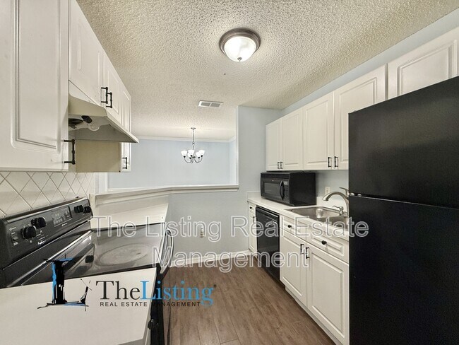 Building Photo - 18001 Richmond Pl Dr