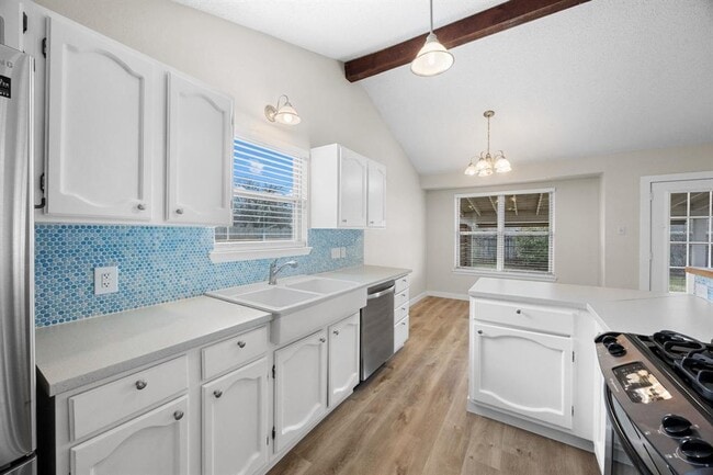 Building Photo - 402 Hillside Dr