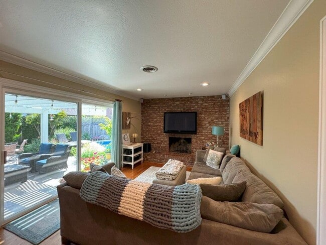 Building Photo - Stunning 3-Bedroom Home with Pool in South...