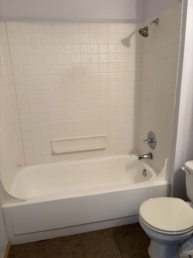 Building Photo - 1ST FULL MONTH'S RENT FREE Pet-friendly Townhouse Near Parks and Downtown Newberg  Showings Start...
