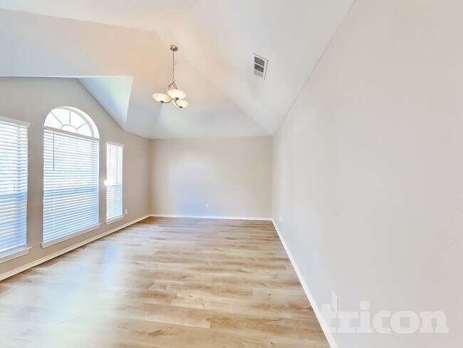 Building Photo - 352 N Beltwoods Dr