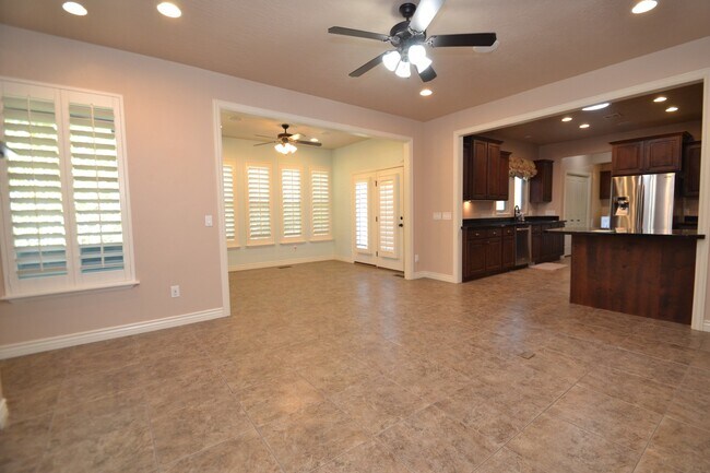Building Photo - Stunning 6 bedroom 3 bathroom home in Daybreak South Jordan!!!