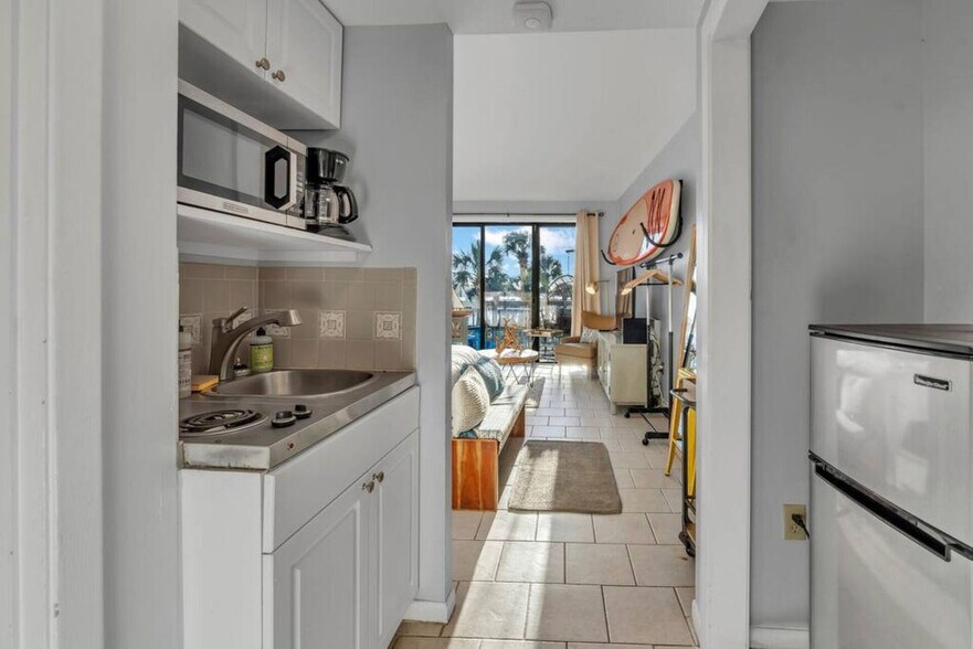 Building Photo - 214 Miracle Strip Pkwy SW