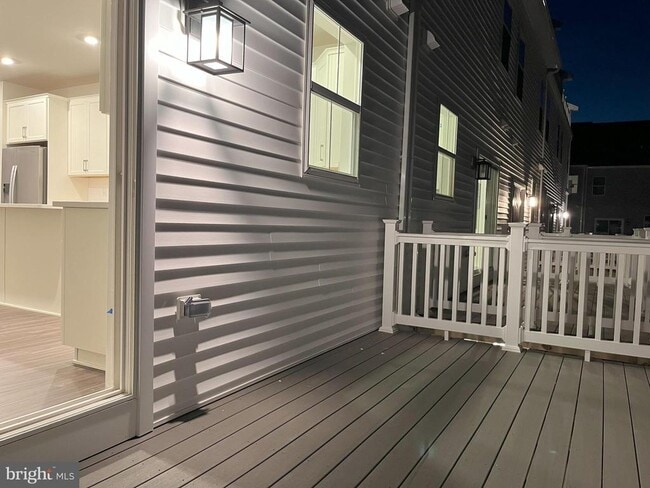 Building Photo - 507 Titanium St