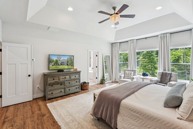 Building Photo - Impressive 6 Bed 4.5 Bath Single-Family Ho...