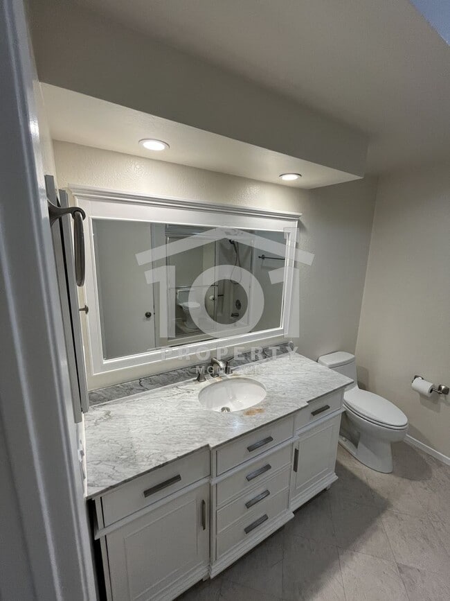 Building Photo - Charming and spacious single-level 2-bedroom, 2-bath condo
