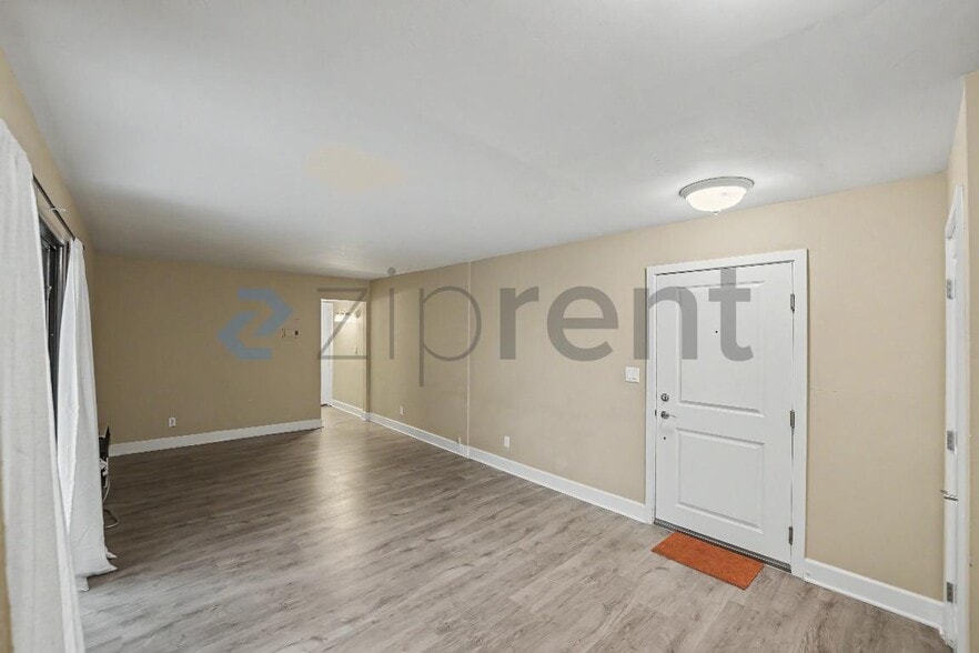 Building Photo - Unit 324