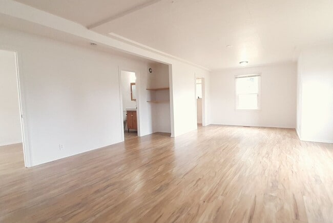 Building Photo - Beautiful 2 bedroom House...Just for you!