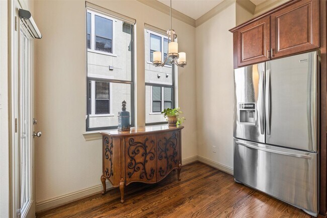 Building Photo - 1320 W 25th St