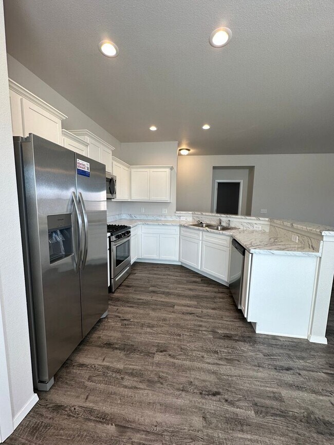 Building Photo - Now Preleasing Beautiful 3-Bedroom Home in Broken Arrow