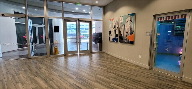 Building Photo - 1750 N Bayshore Dr