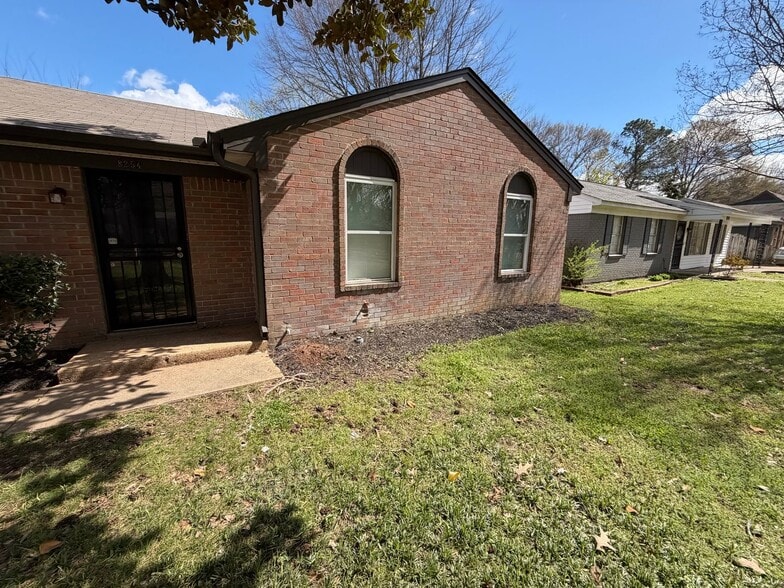 Building Photo - 8254 Pinebrook Dr