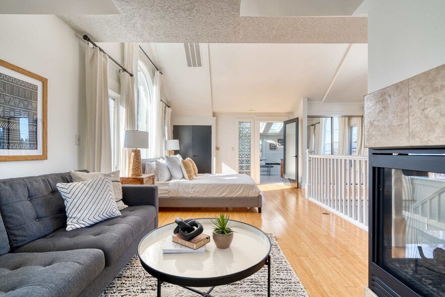 Building Photo - 915 SE 29th Ave