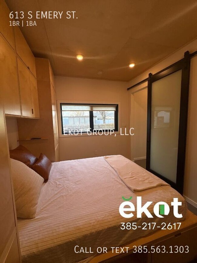 Building Photo - 613 Emery St W