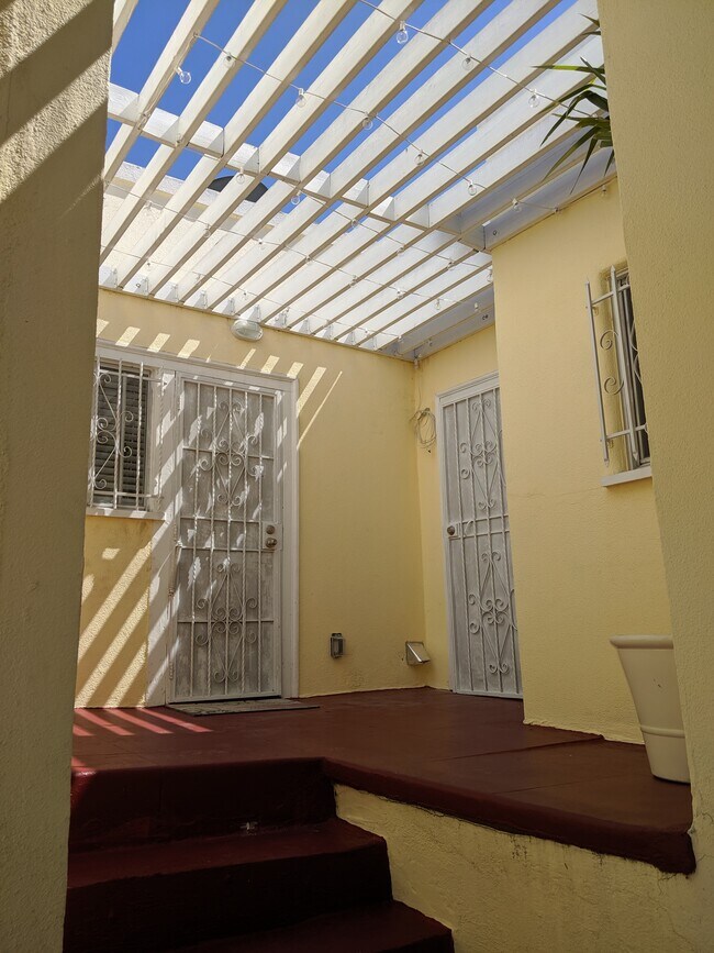 Private patio - 603 Rosemont Ave