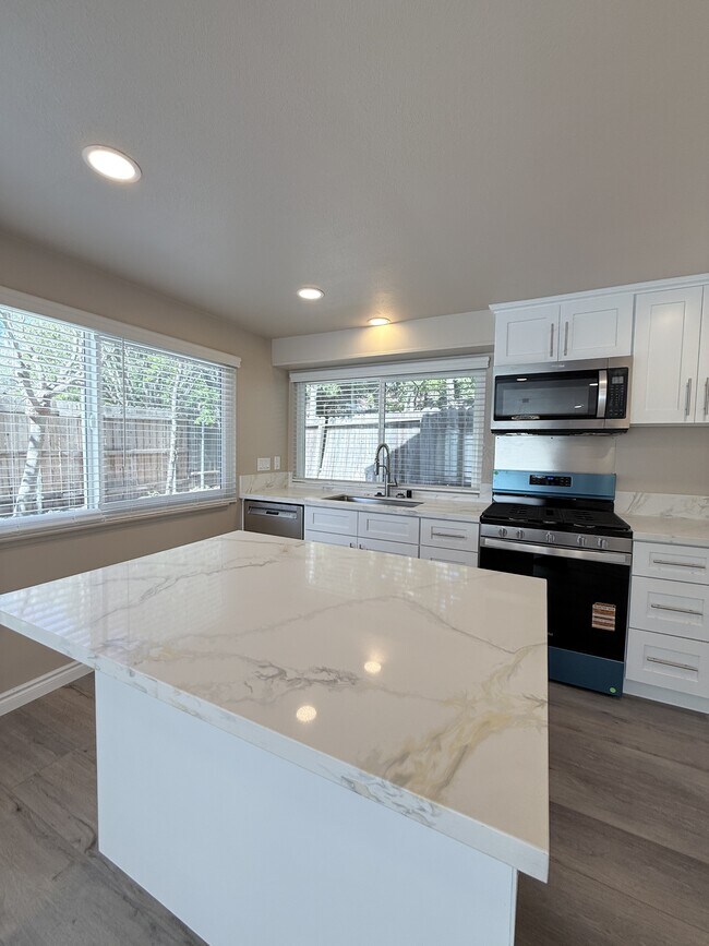 Building Photo - 435 Anacapa Cir