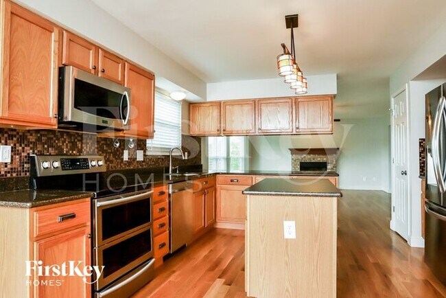 Building Photo - 5 Shady Moss Ct