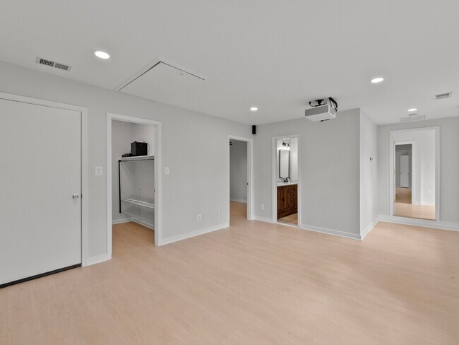 Building Photo - "Spacious 5-Bed Haven on Cedarest Rd – Where Comfort Meets Convenience in Fairfax!"