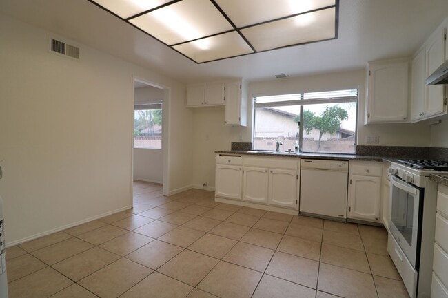 Building Photo - Two story 4/Bed, 2.5/bath  Home for Lease ...