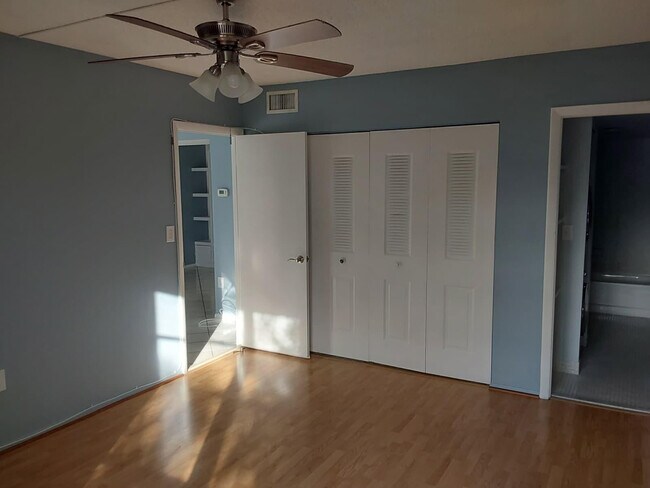 Building Photo - 4166 Inverrary Dr