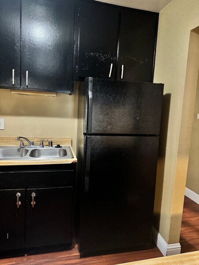 Building Photo - 4814 E Rialto Ave