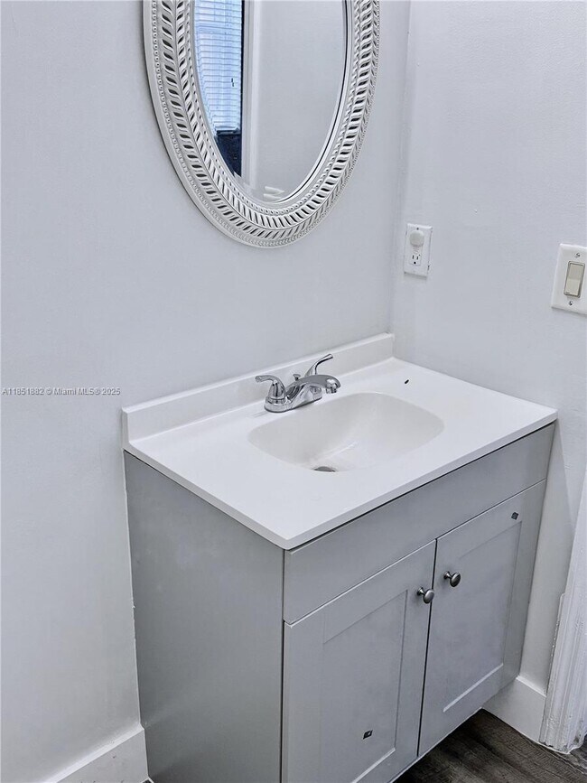 Building Photo - 2933 SE 2nd Dr