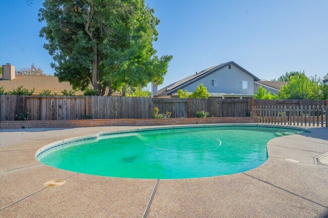 Building Photo - BEAUTIFUL 4 BEDROOM HOME WITH SWIMMING POOL!