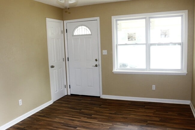 Building Photo - 1600 Mazor Dr