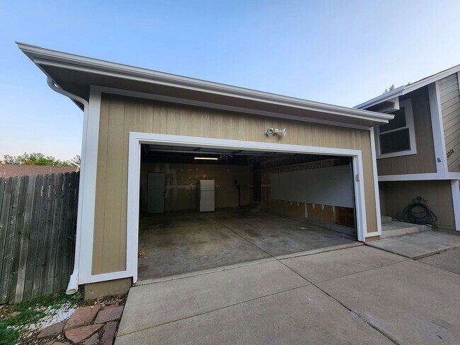 Building Photo - !! NEW PRICE DROP!!  Huge 3 Bed 2 Bath Hom...