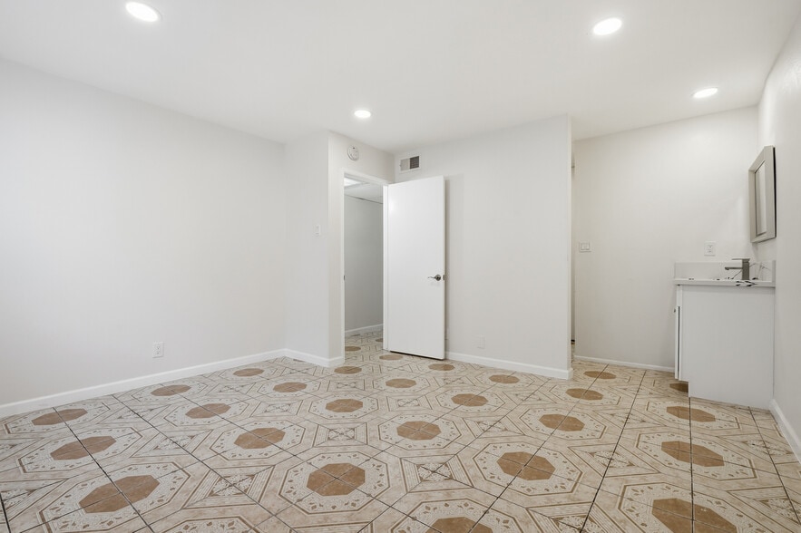 Building Photo - 7924 Woodman Ave