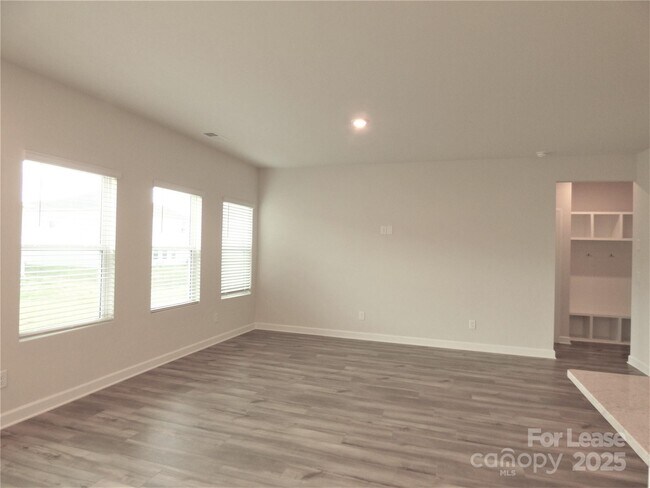 Building Photo - 1057 Red Apple St