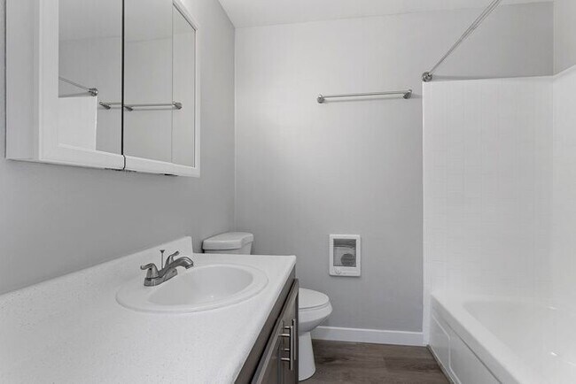 Building Photo - Affordable Comfort! Spacious 2-Bedroom Apa...