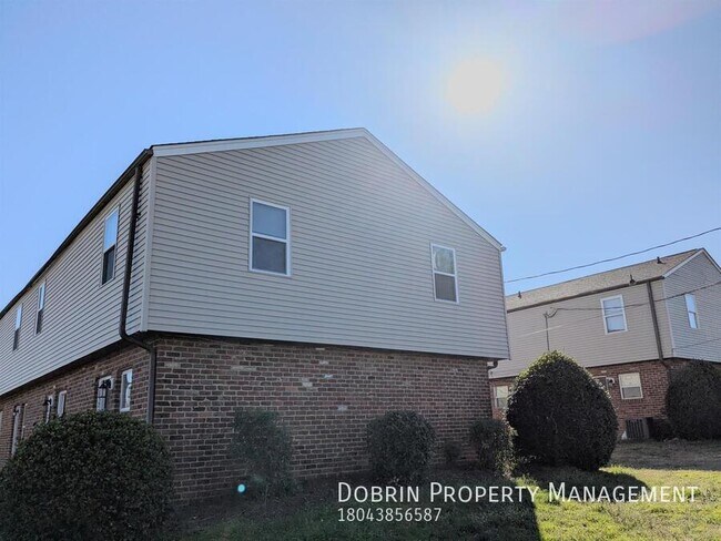 Building Photo - 1520 Fendall Ave