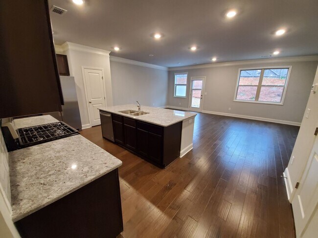 Building Photo - Charming 3-Bedroom Townhome with Stylish F...