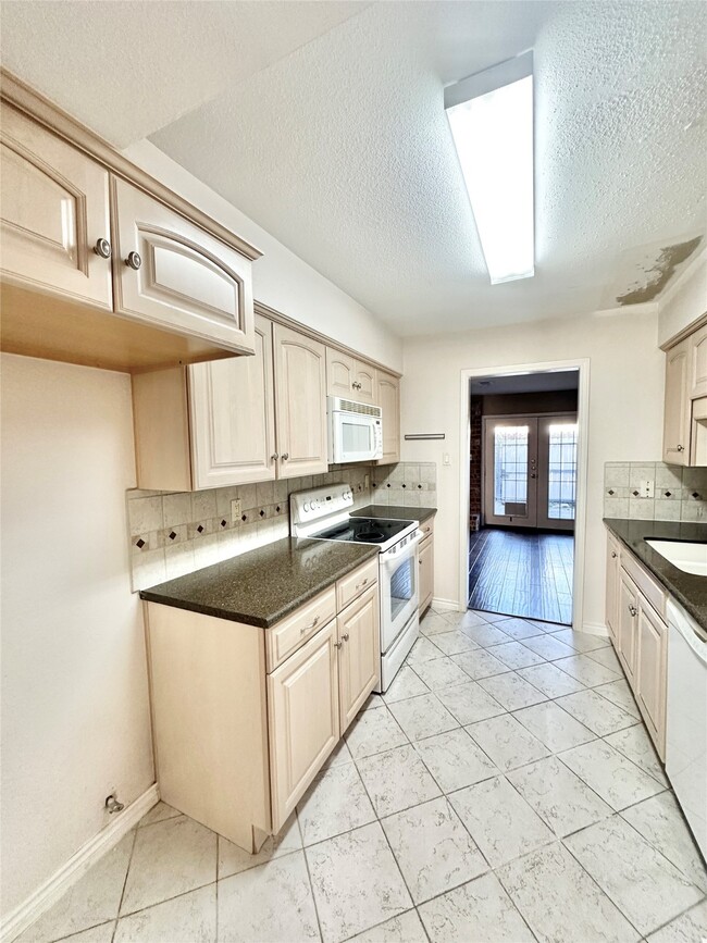 Building Photo - 10353 Briar Forest Dr