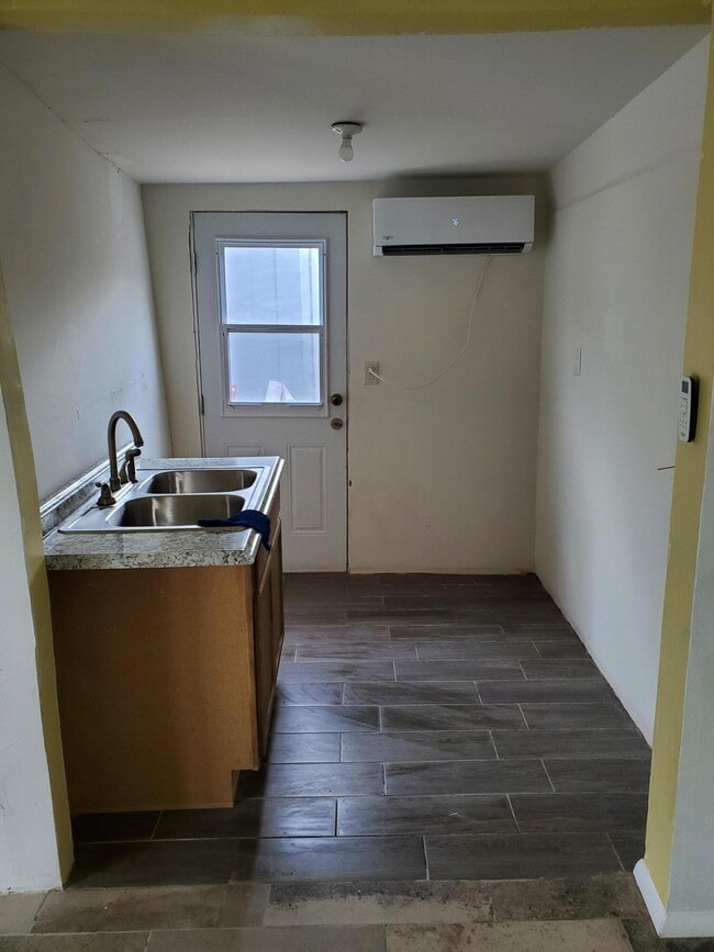 Building Photo - 14565 Hendrik Dr