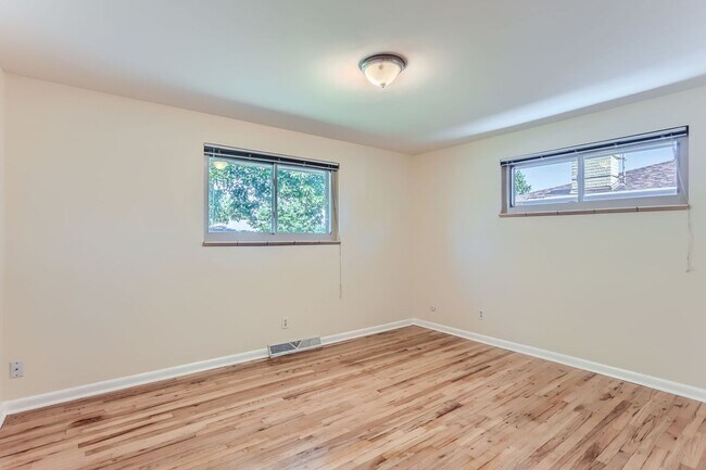 Building Photo - Beautiful Bungalow in Great Englewood Loca...