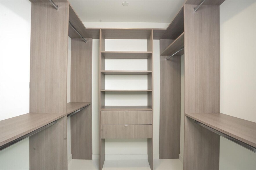 Building Photo - 851 NE 1st Ave