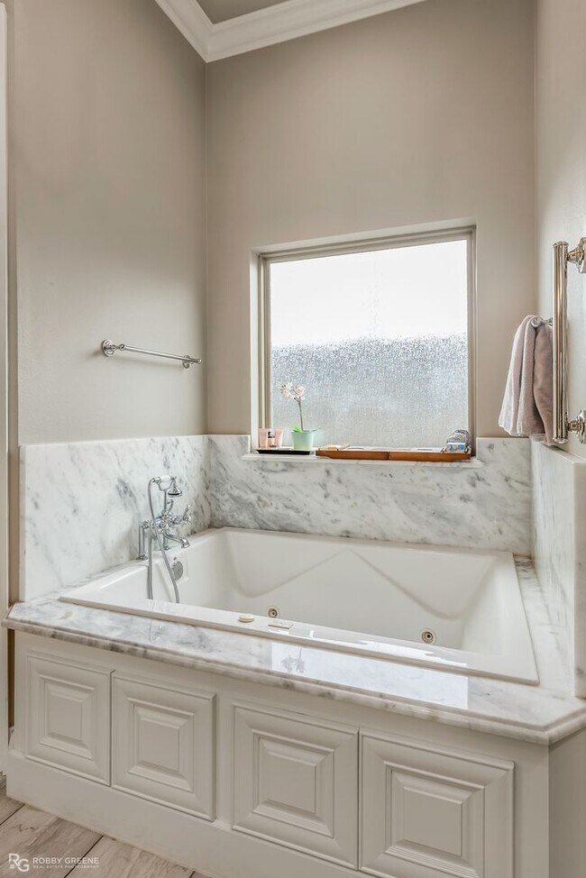 Building Photo - Oak Alley Neighborhood!